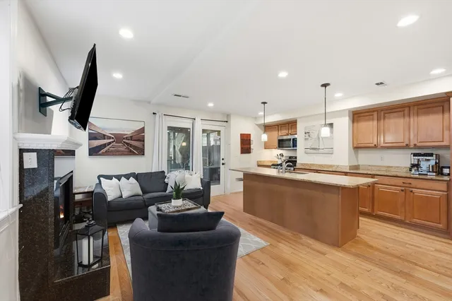 $660,000 | 840 East 4th Street, Unit 1, Boston, MA 02127