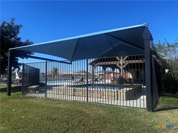 a view of a backyard