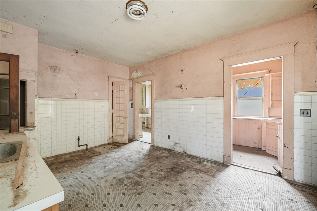 129 Morgan Street Holyoke, MA 01040 - Photo 12 of 26