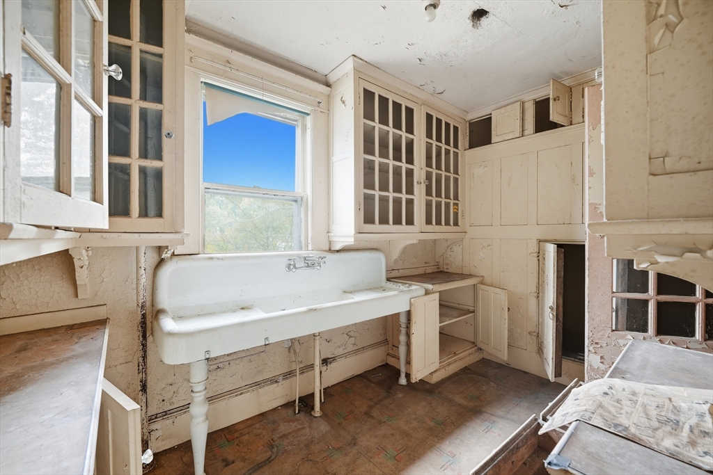 129 Morgan Street Holyoke, MA 01040 - Photo 21 of 26