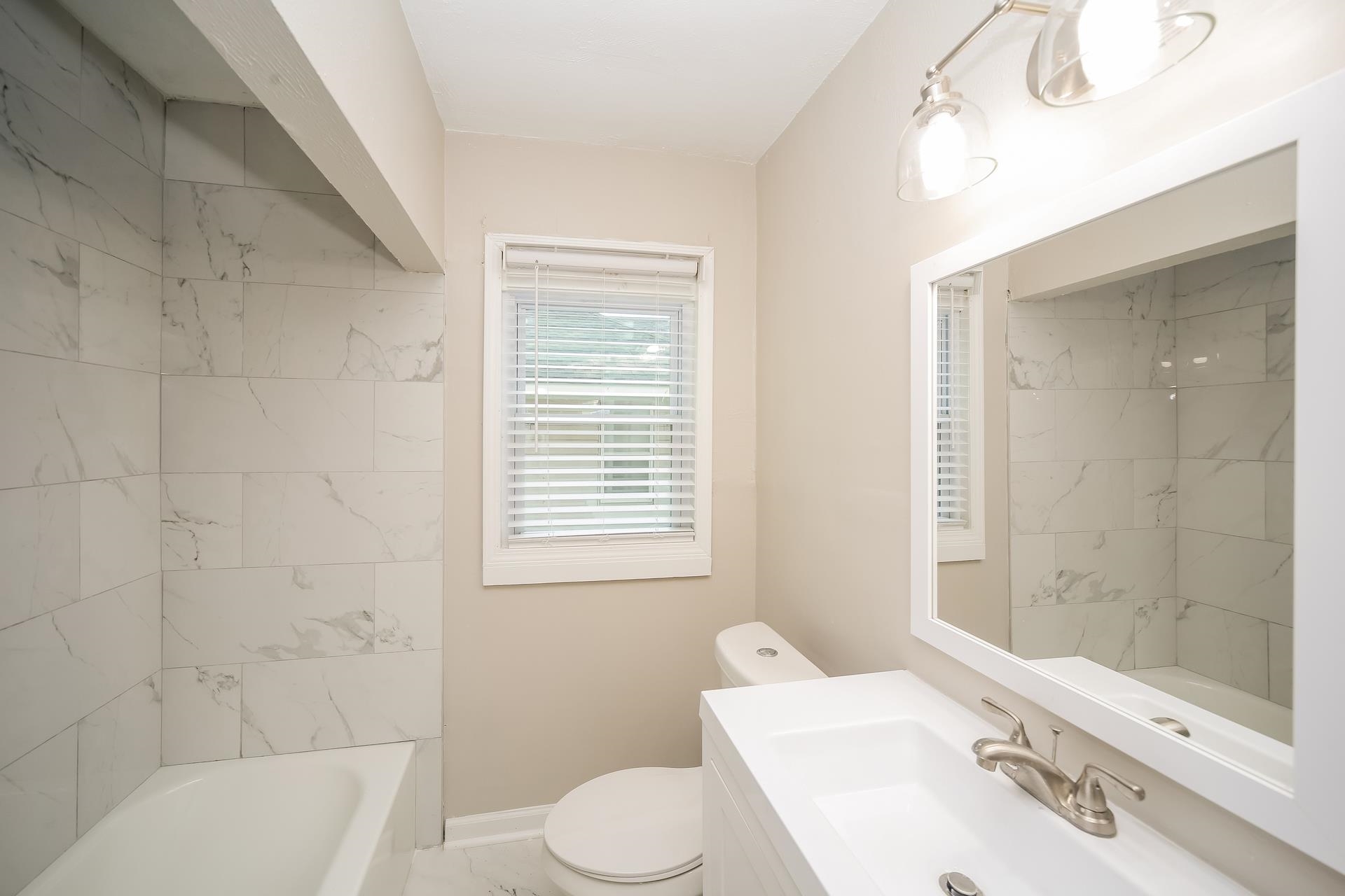 989 Wingfield Road Memphis, TN 38122 - Photo 11 of 15 a bathroom with a sink toilet and shower