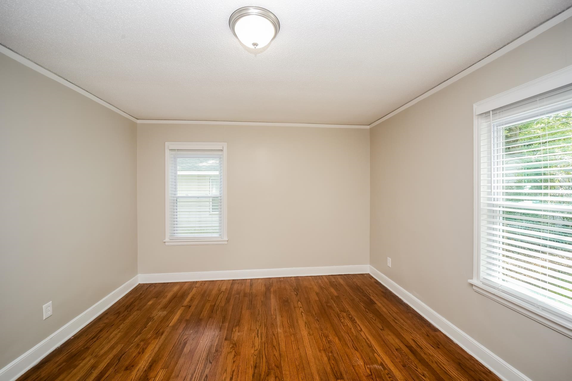 989 Wingfield Road Memphis, TN 38122 - Photo 12 of 15 an empty room with wooden floor and windows
