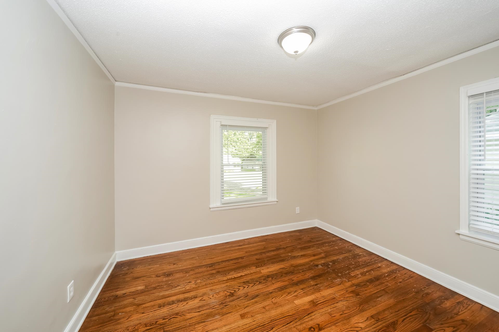 989 Wingfield Road Memphis, TN 38122 - Photo 13 of 15 an empty room with a window