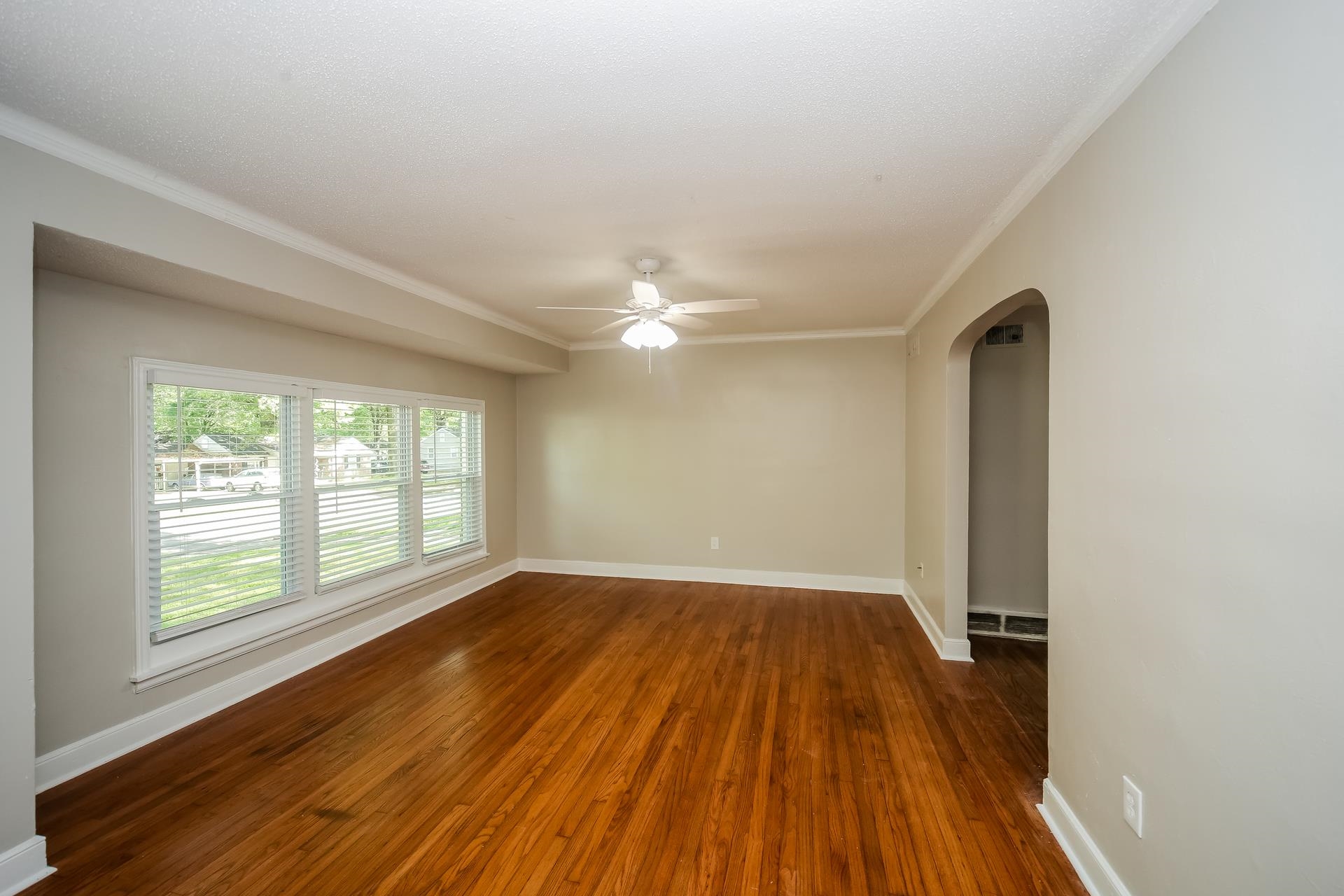 989 Wingfield Road Memphis, TN 38122 - Photo 5 of 15 wooden floor in an empty room with a window