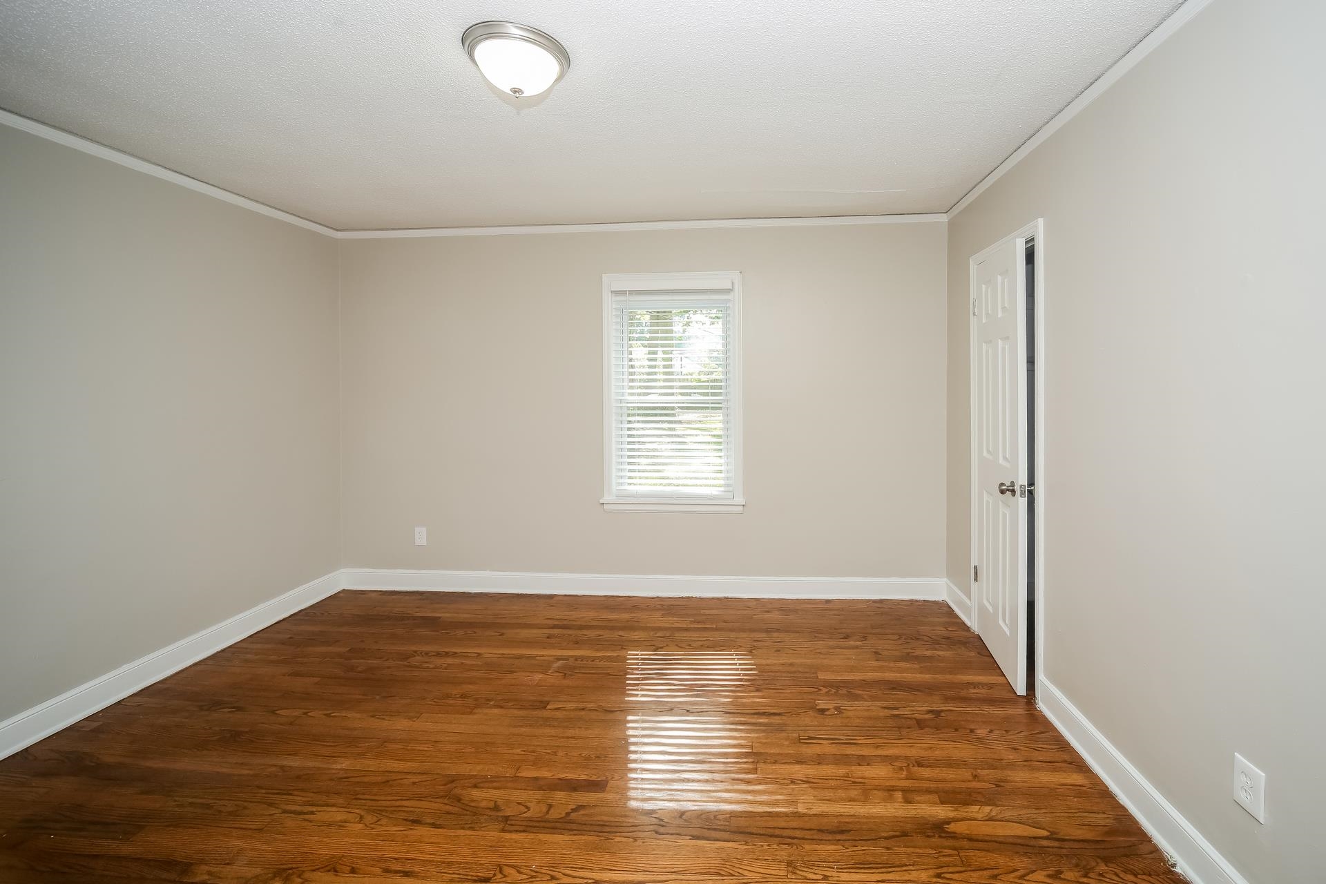 989 Wingfield Road Memphis, TN 38122 - Photo 9 of 15 wooden floor in an empty room with a window