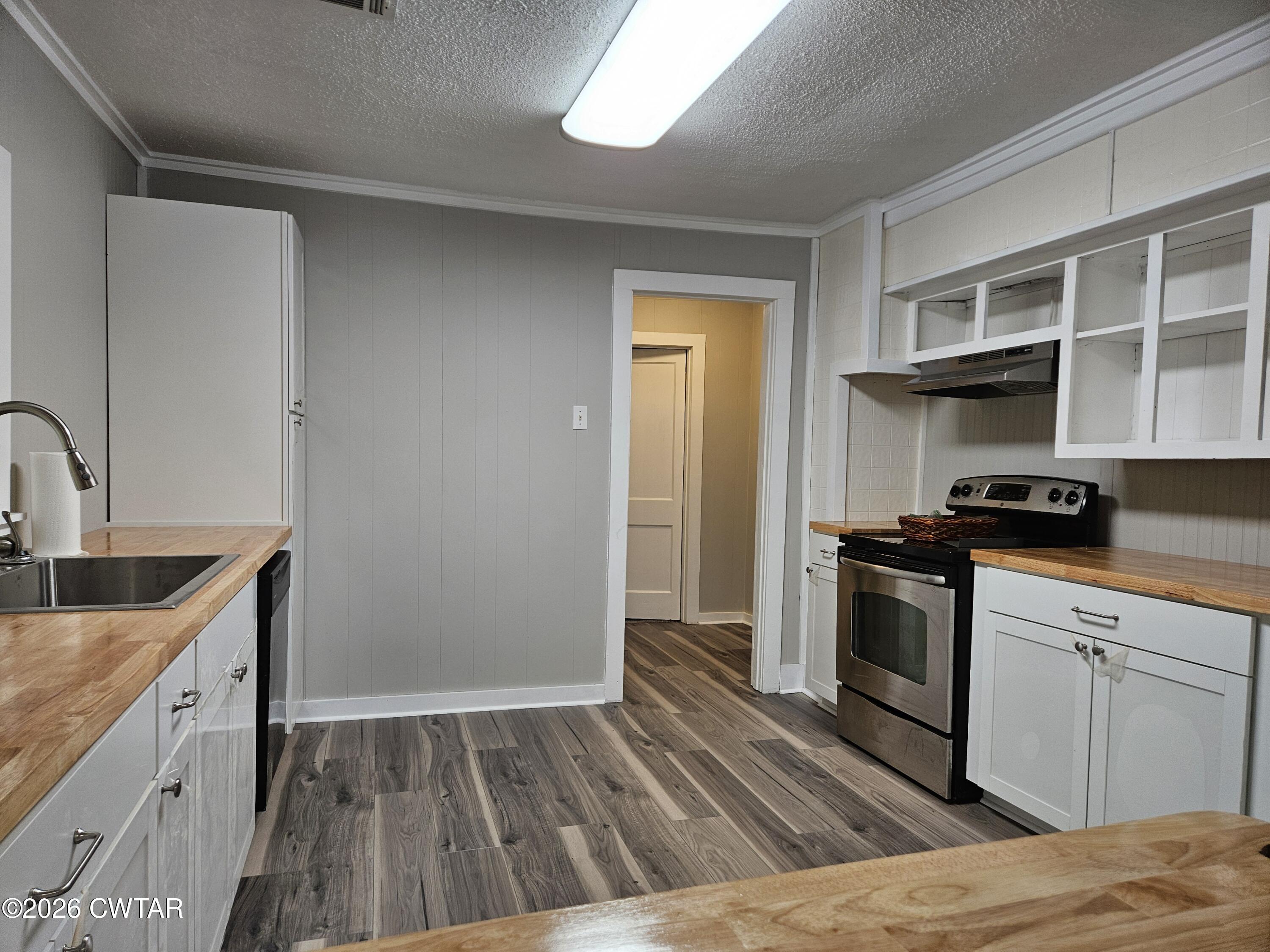 550 Lawrence Switch Road Jackson, TN 38305 - Photo 4 of 25 a kitchen with a stove and a sink