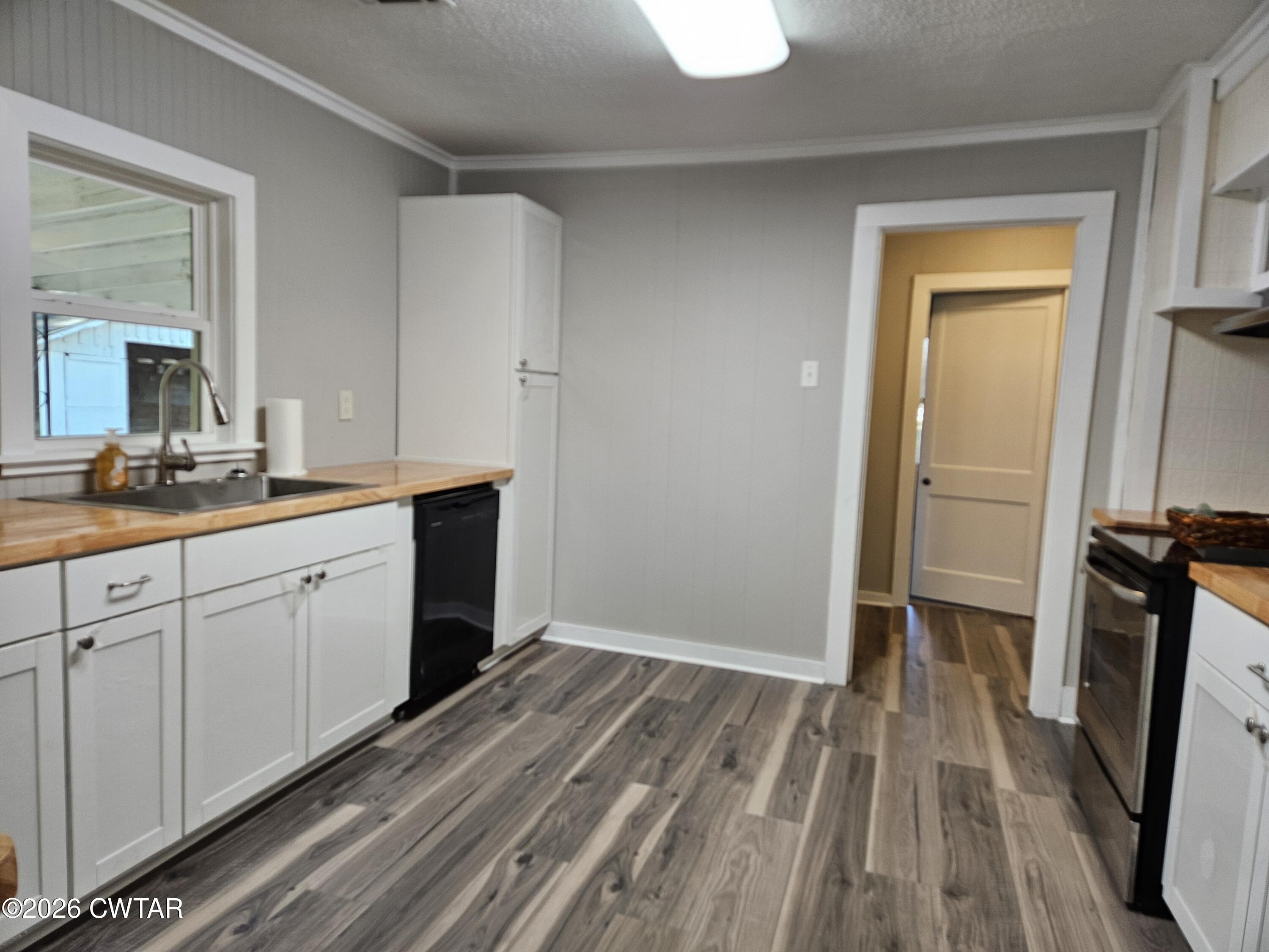550 Lawrence Switch Road Jackson, TN 38305 - Photo 5 of 25 a spacious bathroom with a sink mirror and a hardwood