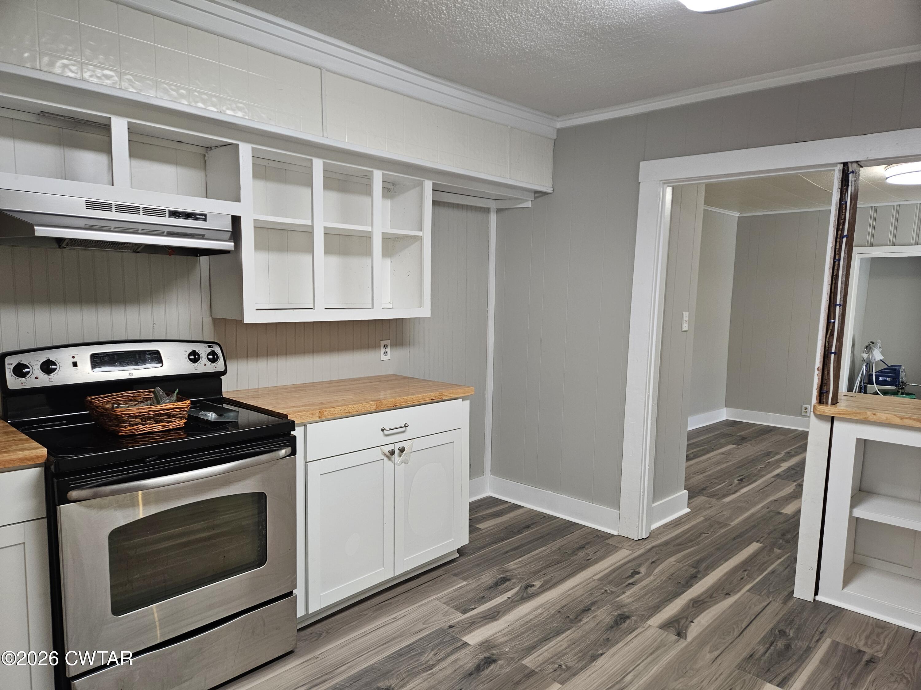550 Lawrence Switch Road Jackson, TN 38305 - Photo 6 of 25 a kitchen with a stove and a refrigerator