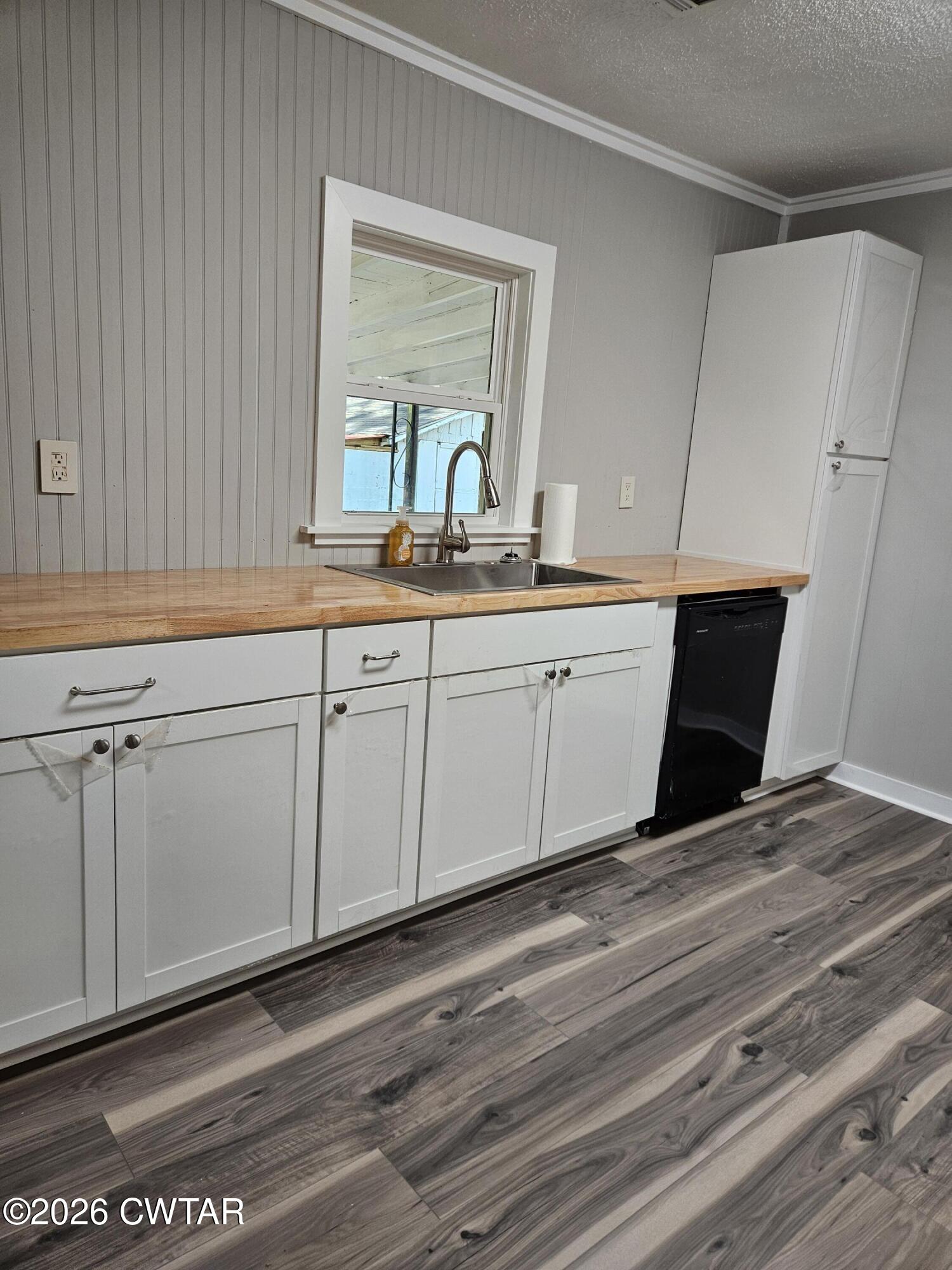 550 Lawrence Switch Road Jackson, TN 38305 - Photo 8 of 25 a spacious bathroom with a double vanity sink and a mirror