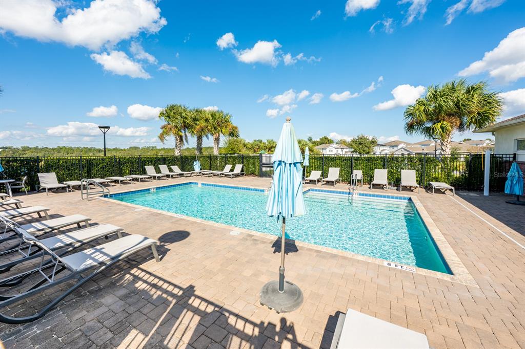 2713 Hilltop Loop Apopka, FL 32712 - Photo 53 of 54 a view of a patio with a table