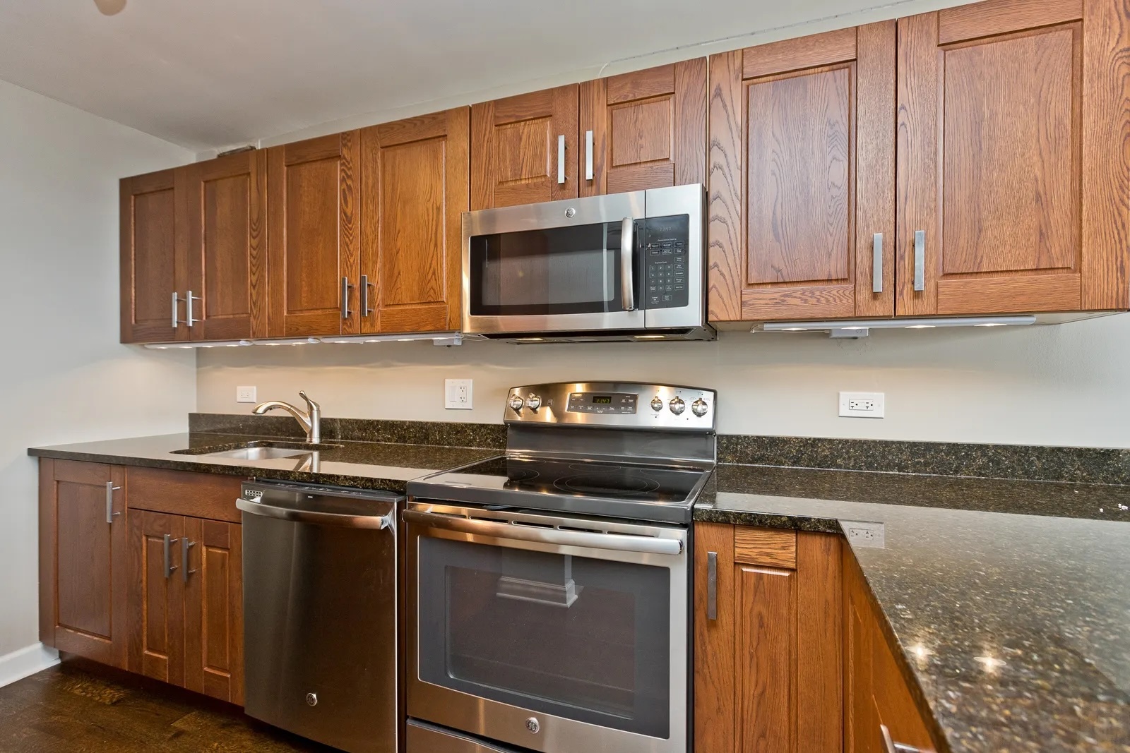 655 West Irving Park Road, Unit 811 Chicago, IL 60613 - Photo 3 of 10
