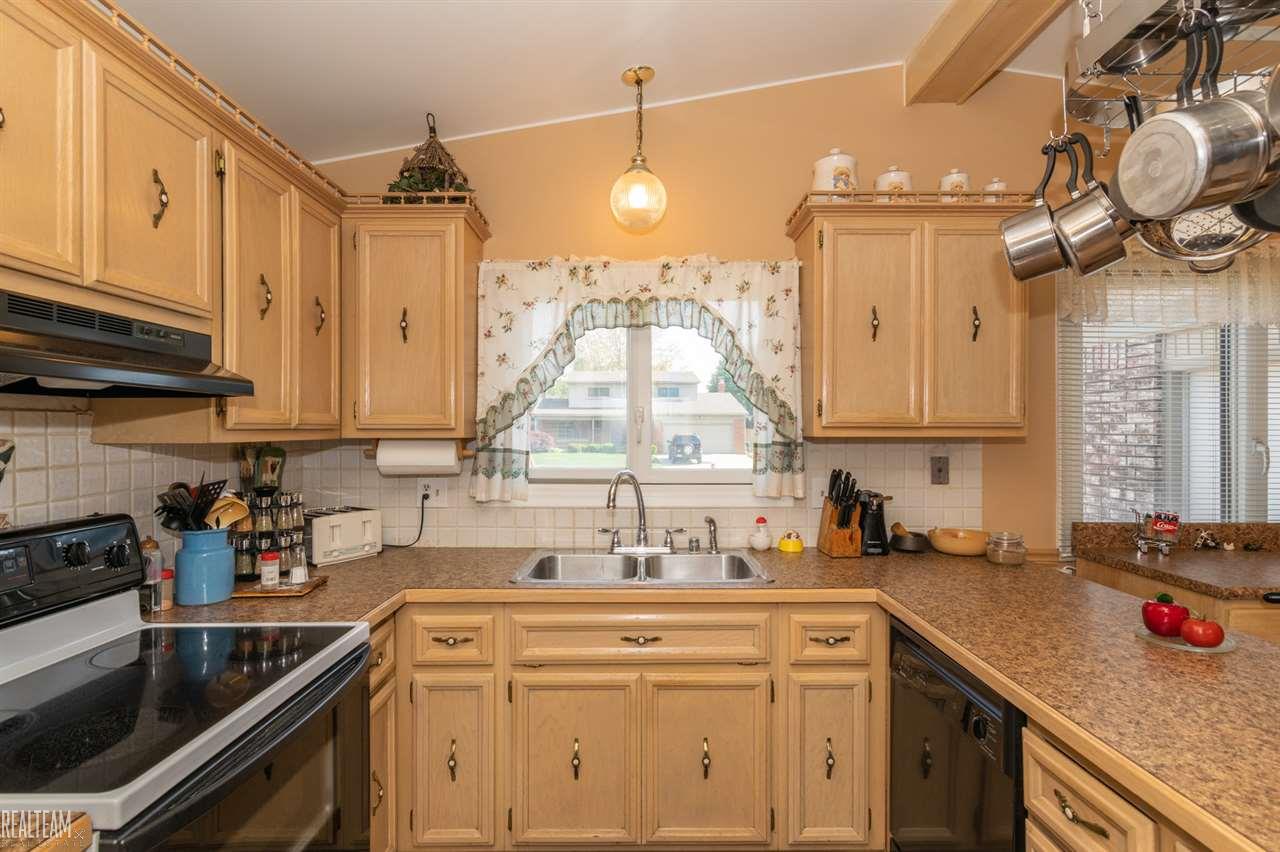 43371 Saal Road Sterling Heights, MI 48313 - Photo 8 of 27 31349096-7.JPG