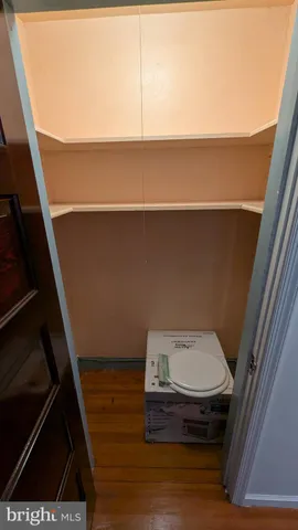 en empty room with windows and ceiling fan