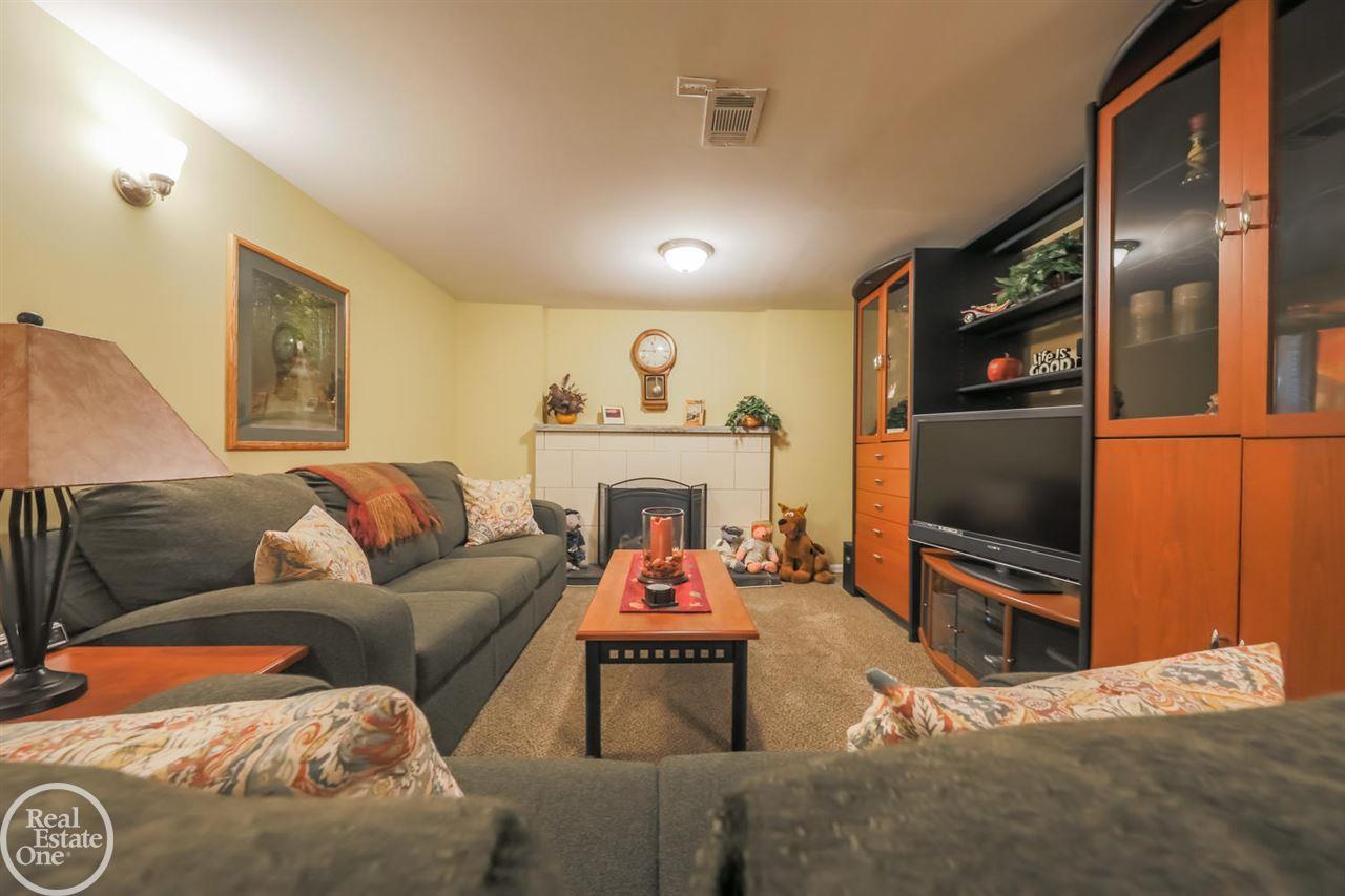 1391 Fairholme Road Grosse Pointe, MI 48236 - Photo 39 of 55 50001931-39.JPG