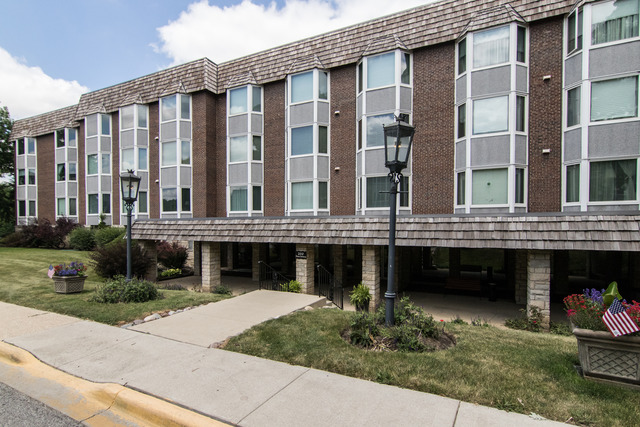 200 Thames Parkway, Unit 3G Park Ridge, IL 60068 - Photo 2 of 20 a front view of a building with garden