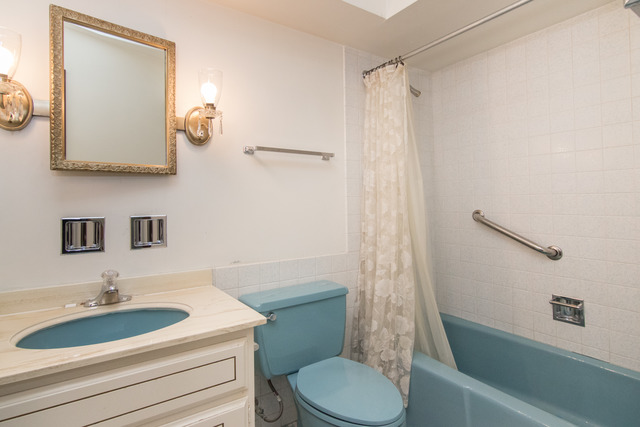 200 Thames Parkway, Unit 3G Park Ridge, IL 60068 - Photo 18 of 20 a bathroom with a sink toilet and shower