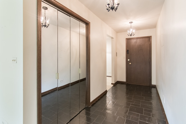 200 Thames Parkway, Unit 3G Park Ridge, IL 60068 - Photo 3 of 20 a view of a hallway with a elevator