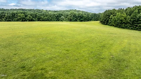 a view of a yard with a house