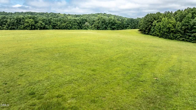 a view of a yard with a house