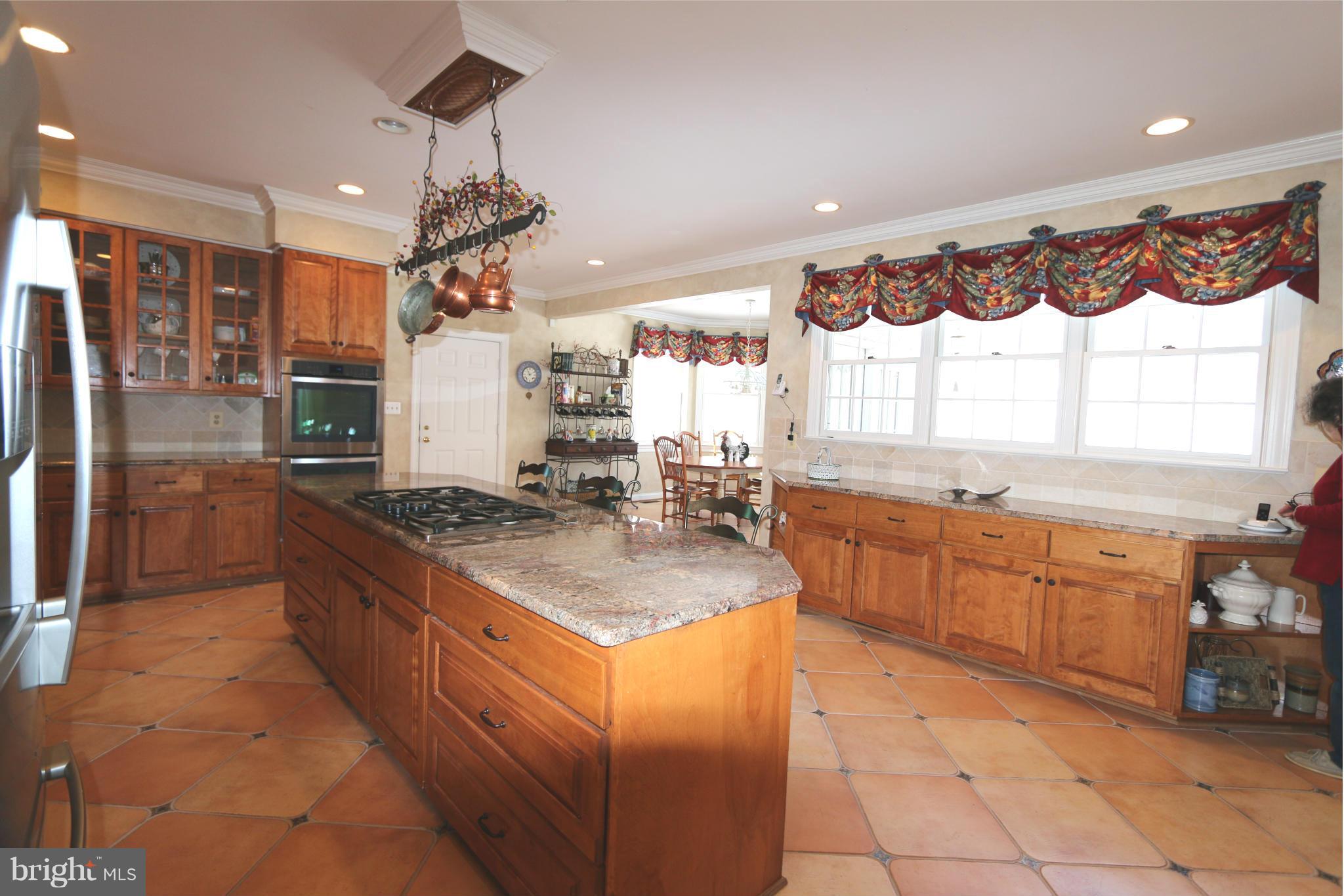 2082 Hunters Crest Way Vienna, VA 22181 - Photo 8 of 30 Kitchen