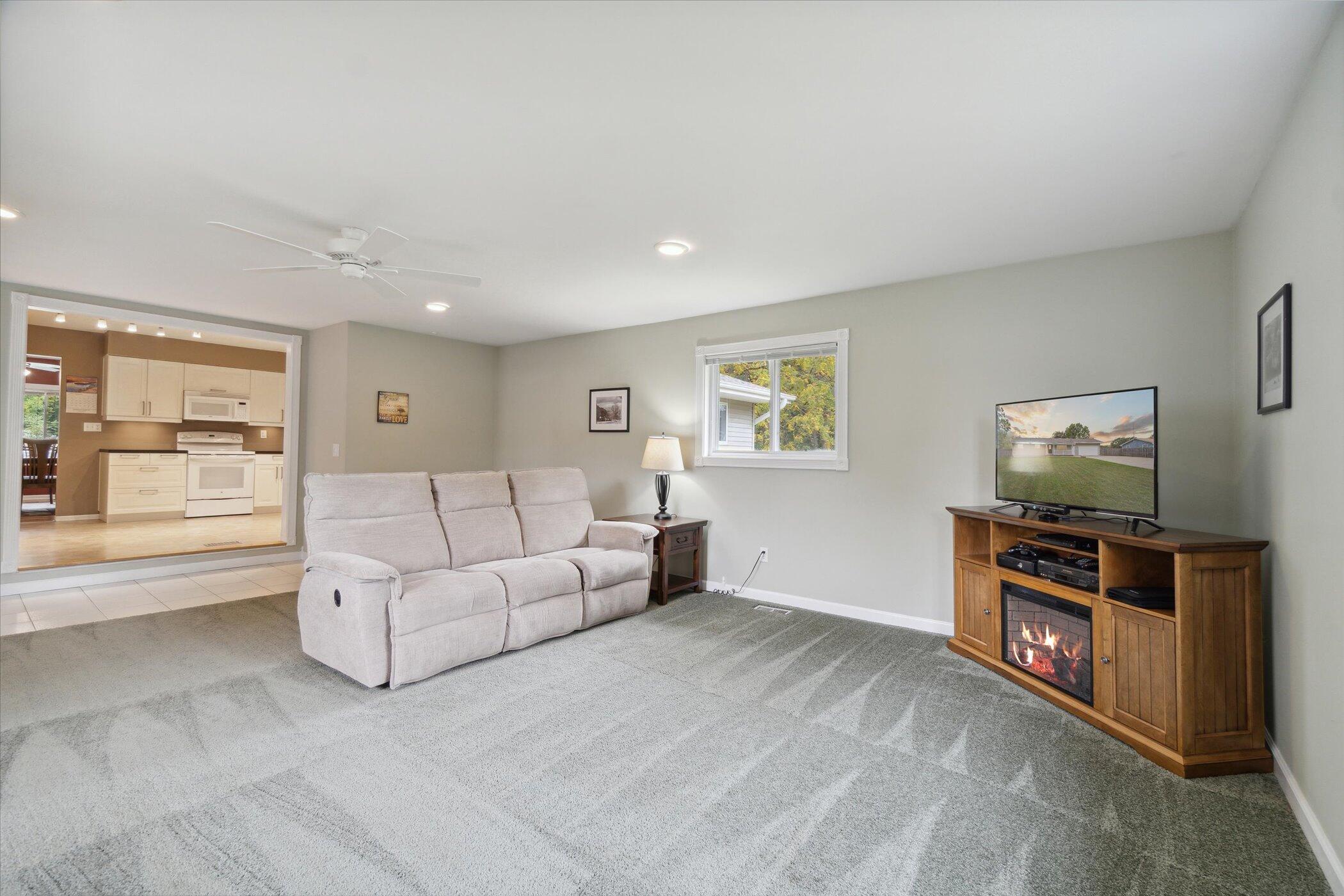 1015 East Berry Road Jackson, MI 49201 - Photo 12 of 46 Living Area/Den