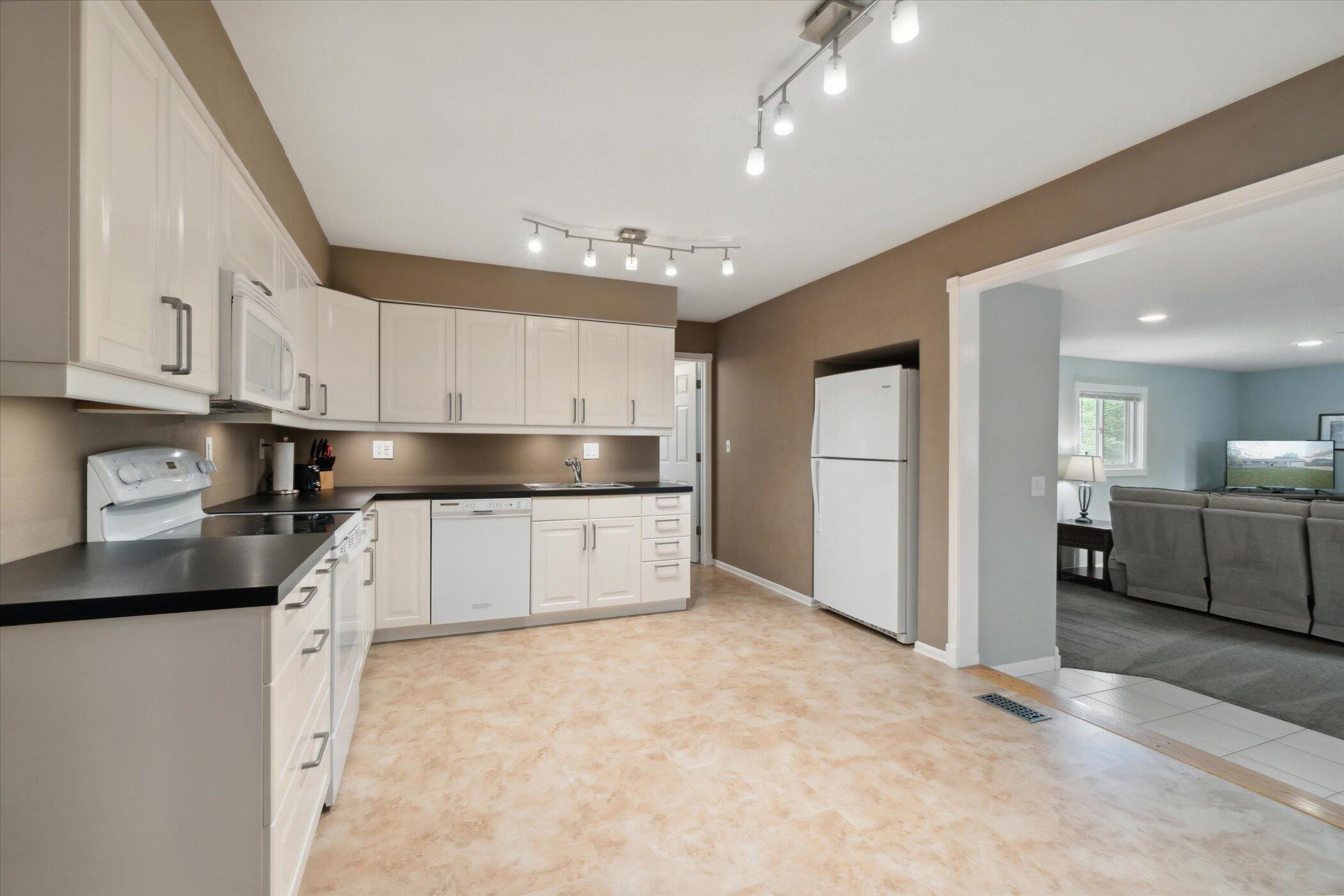 1015 East Berry Road Jackson, MI 49201 - Photo 14 of 46 Updated Kitchen