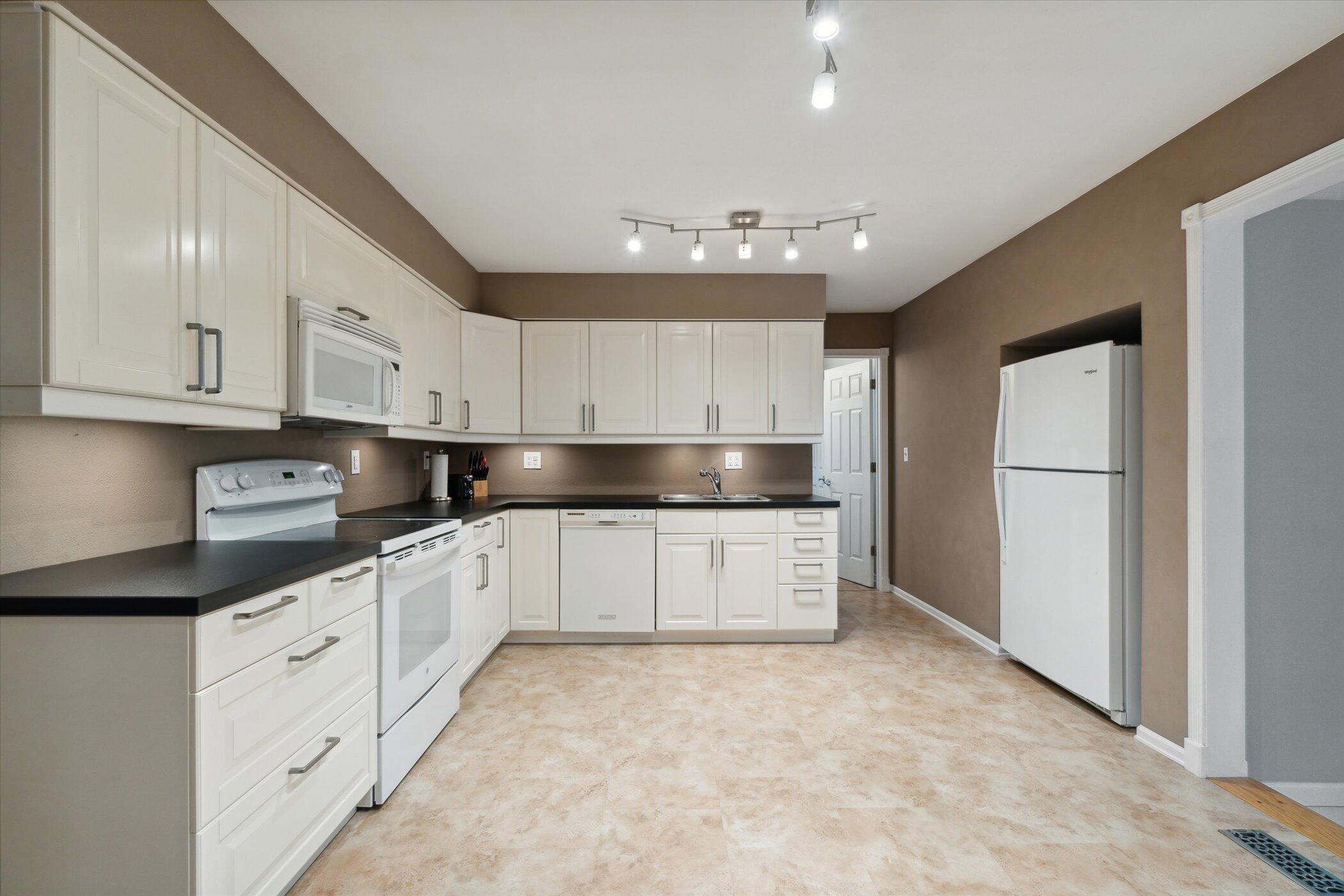 1015 East Berry Road Jackson, MI 49201 - Photo 15 of 46 Updated Kitchen
