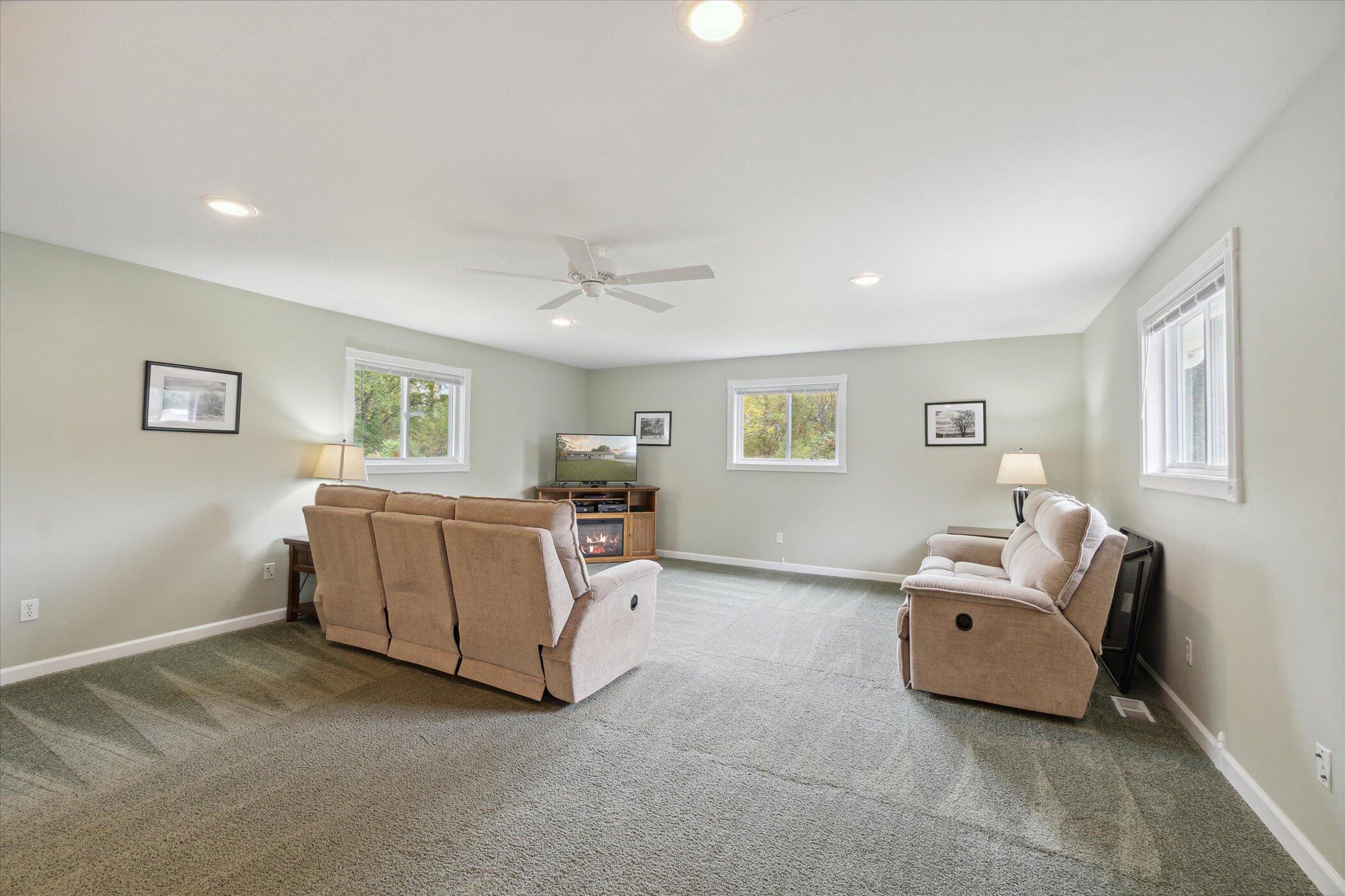 1015 East Berry Road Jackson, MI 49201 - Photo 9 of 46 Living Area/Den