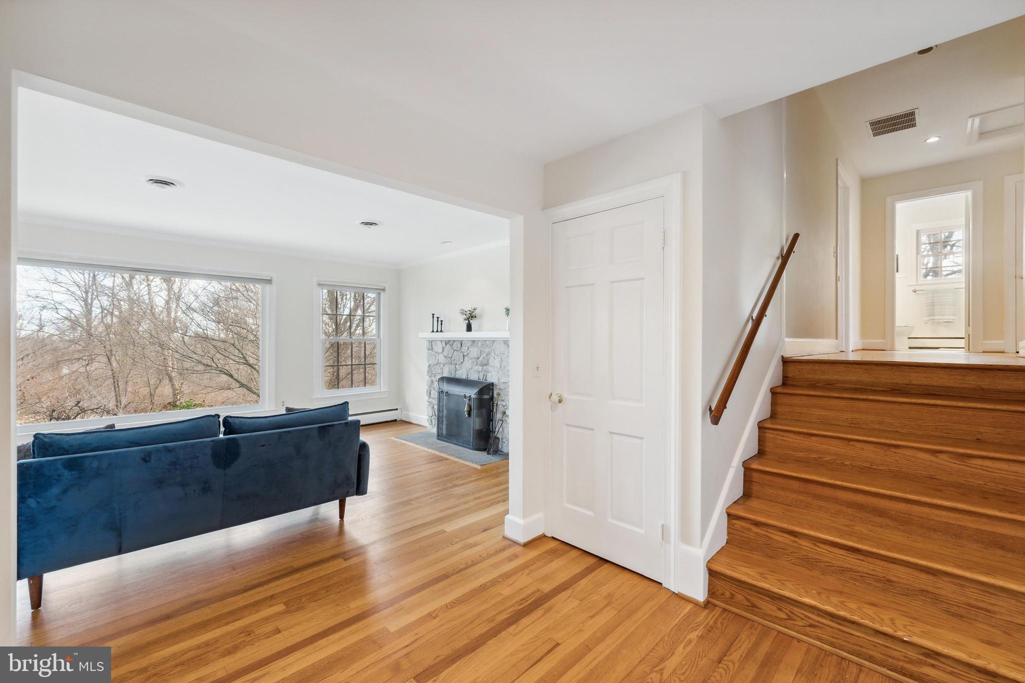 8415 Lees Ridge Road Warrenton, VA 20186 - Photo 12 of 81 Light filled and open entry
