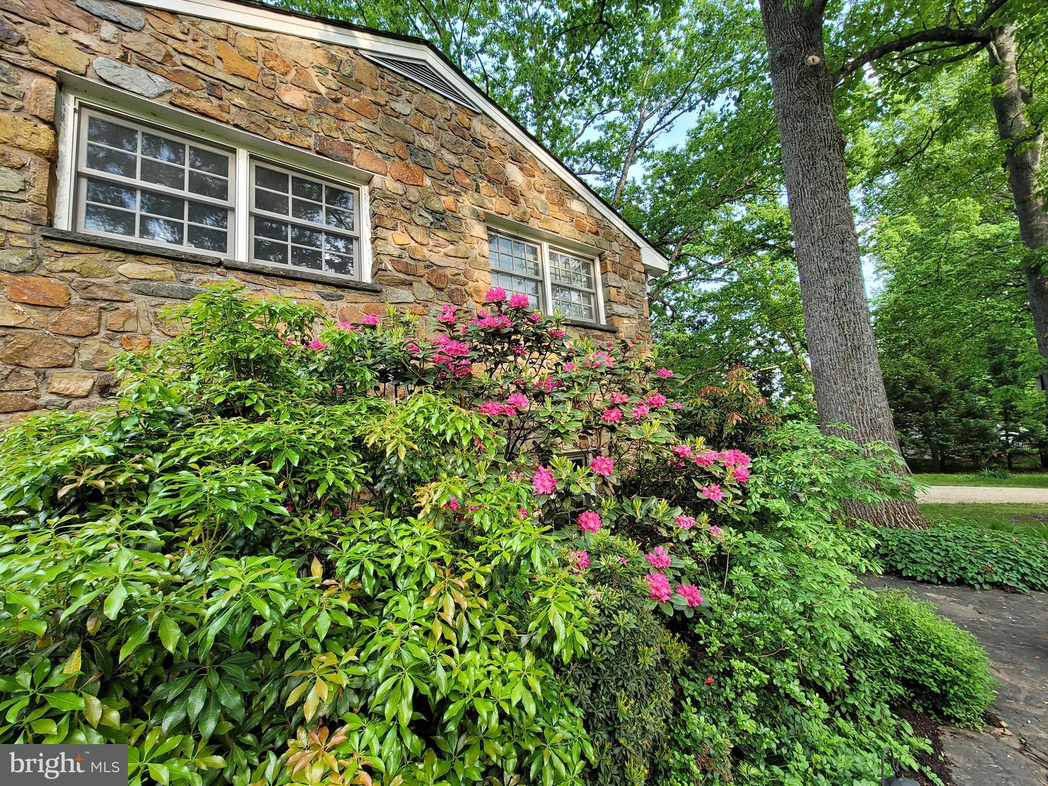 8415 Lees Ridge Road Warrenton, VA 20186 - Photo 3 of 81 Flowering landscaping