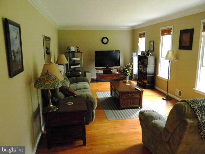 8067 Counselor Road Manassas, VA 20112 - Photo 11 of 30 Main Level Living Room