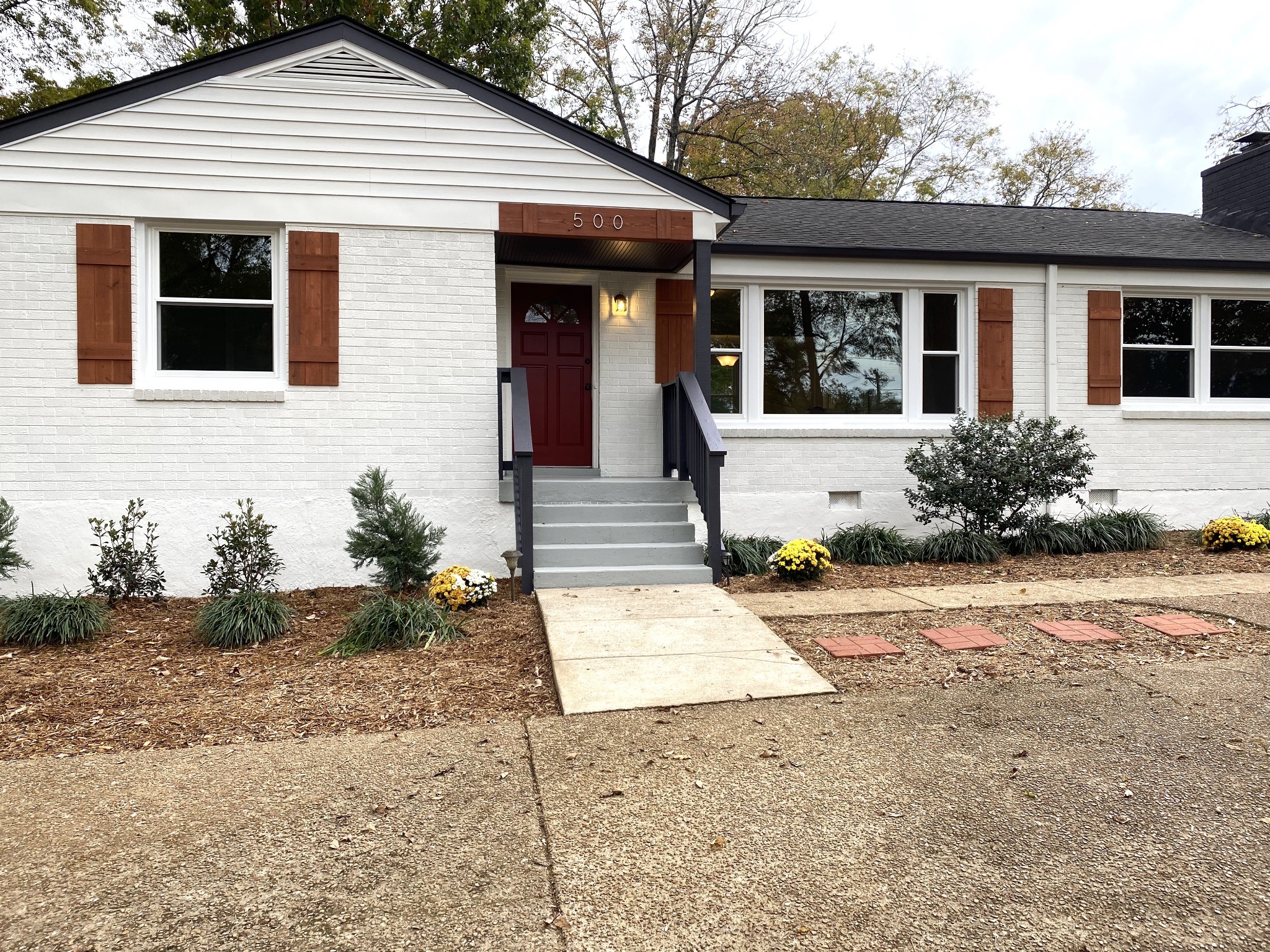 500 Vantrease Road Madison, TN 37115 - Photo 3 of 45 a front view of a house with garden