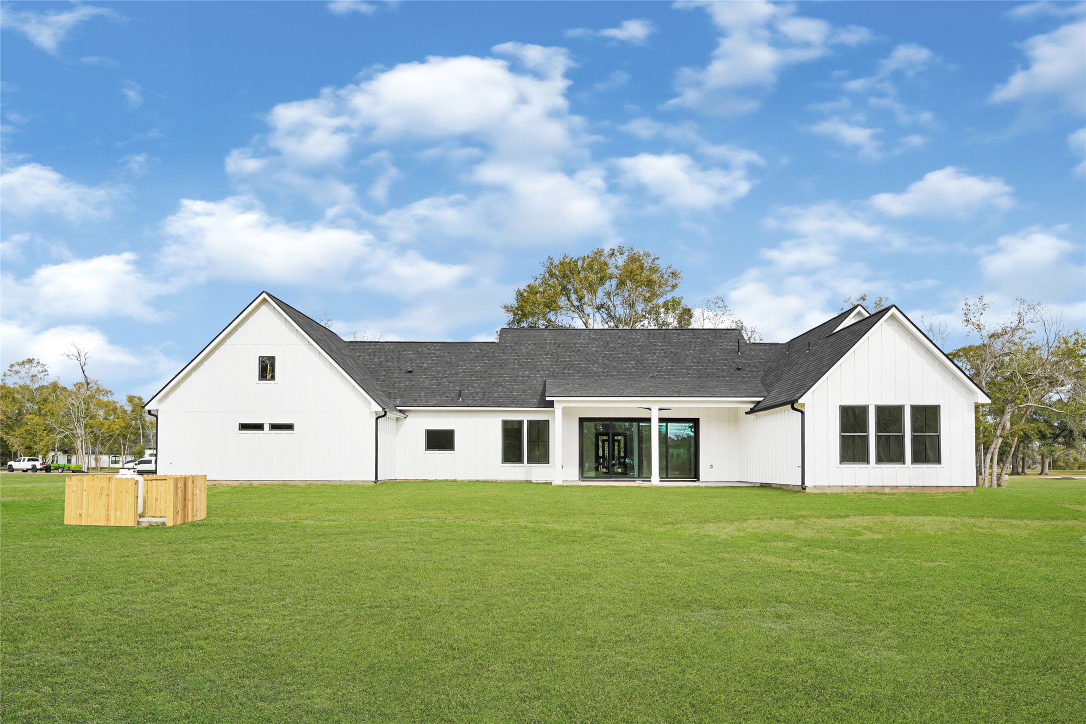 16915 Hamill Drive Rosharon, TX 77583 - Photo 4 of 47 a front view of a house with a garden