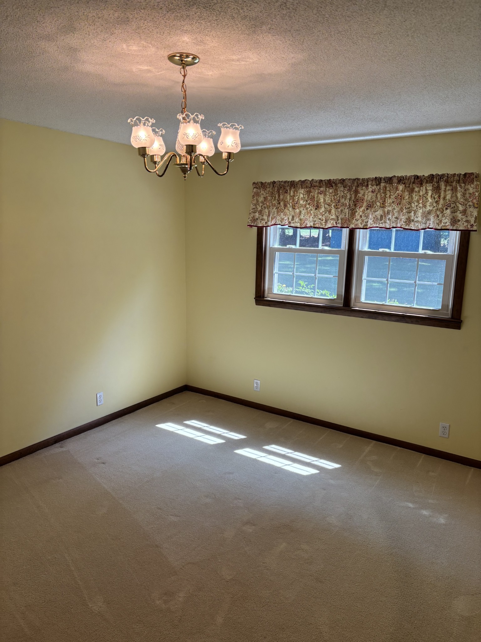 141 Doak Road Manchester, TN 37355 - Photo 13 of 41 a view of a chandelier with a fireplace