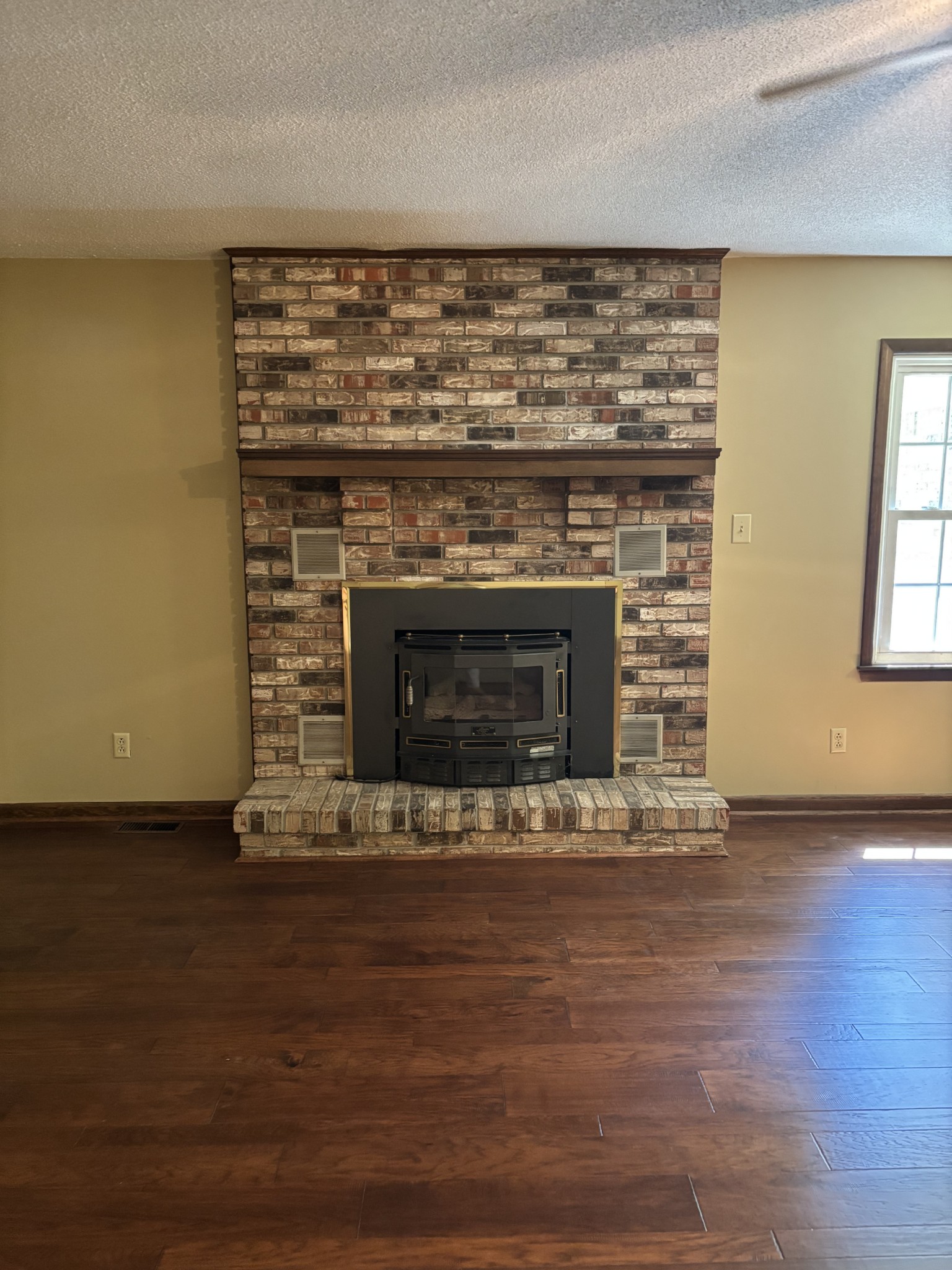 141 Doak Road Manchester, TN 37355 - Photo 6 of 41 a view of fireplace with wooden floor