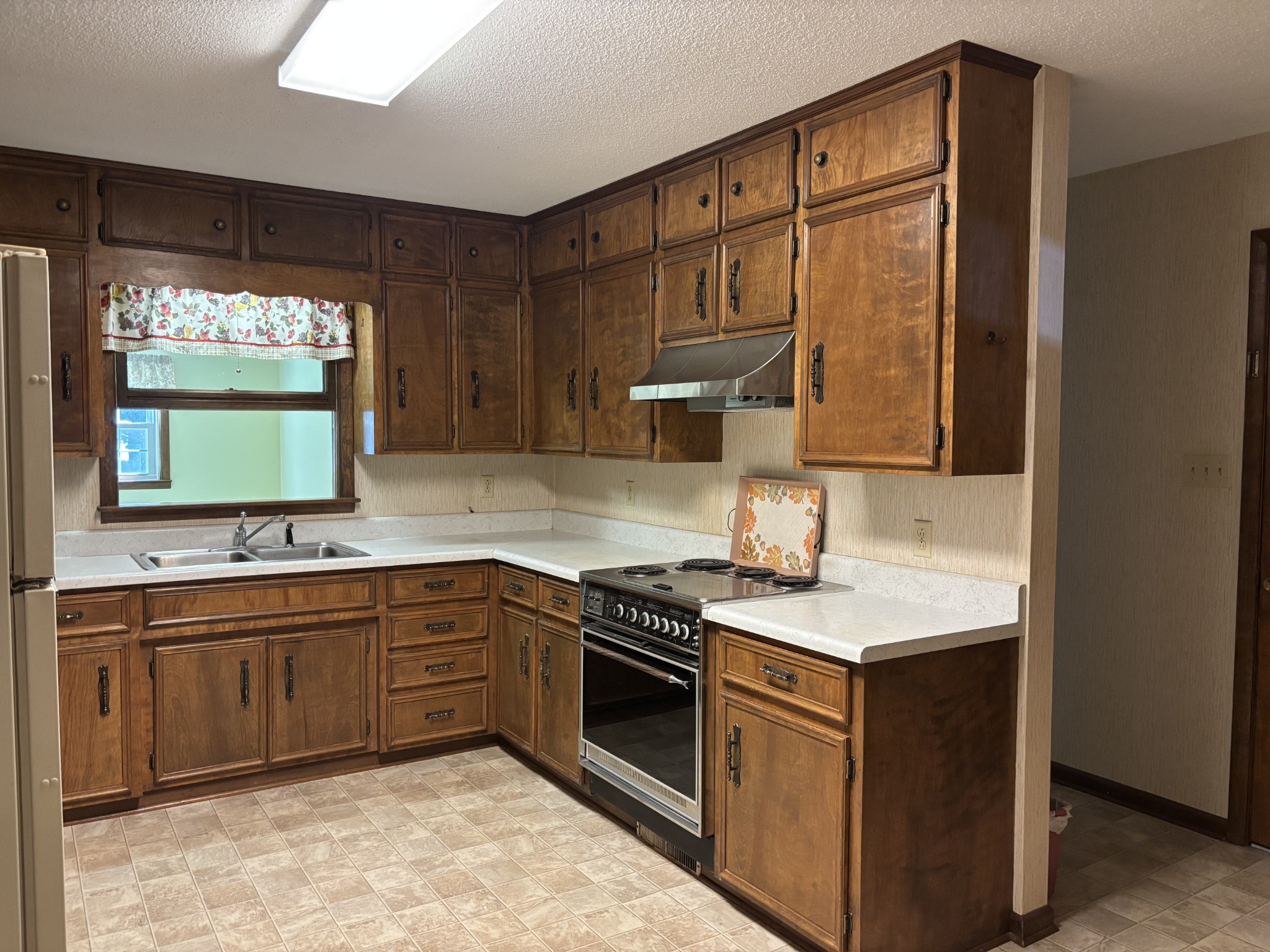 141 Doak Road Manchester, TN 37355 - Photo 10 of 41 a kitchen with stainless steel appliances granite countertop a sink stove and cabinets
