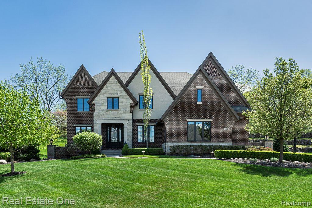 611 Wellington Circle Rochester Hills, MI 48309 - Photo 1 of 70