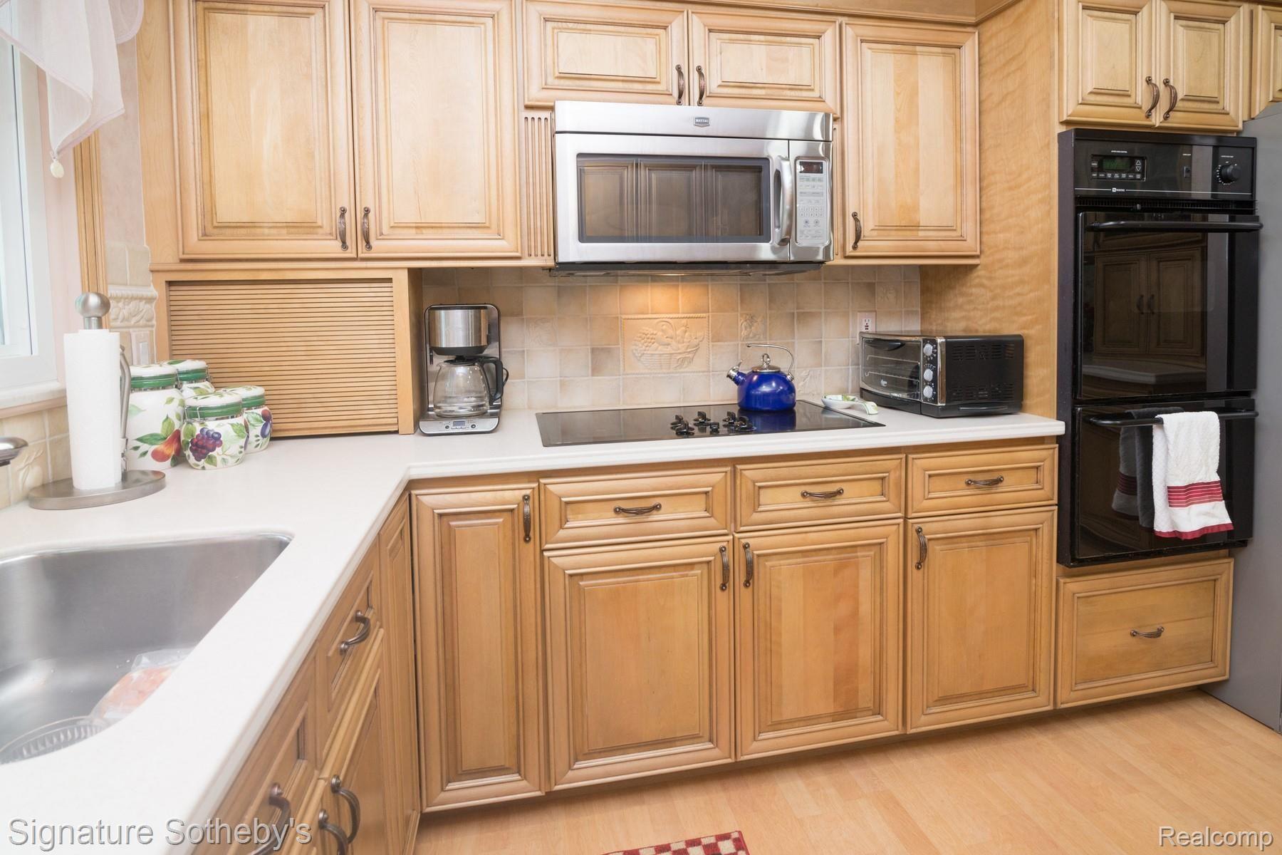 172 Chesterfield Road Bloomfield Hills, MI 48304 - Photo 21 of 98 065_81.jpg Cooktop and built in oven