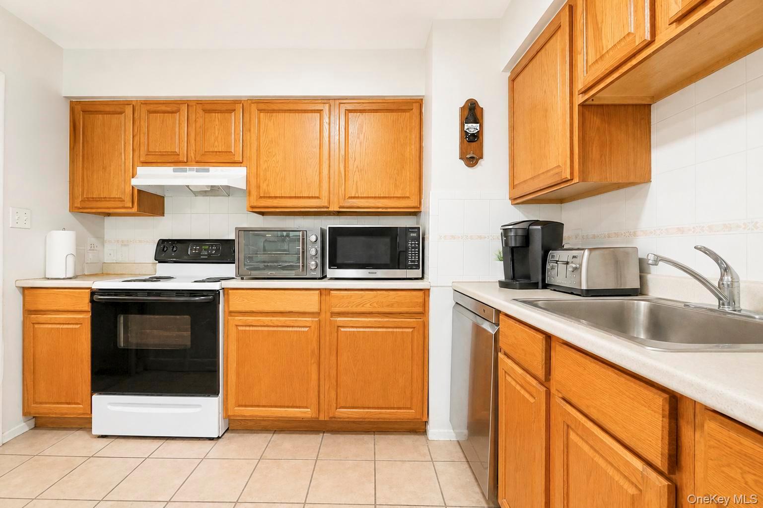 617 Granny Road Middle Island, NY 11953 - Photo 6 of 21 Gallery Image 6