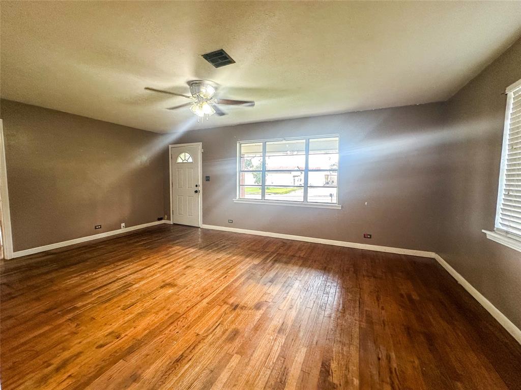 407 Bremond Street Franklin, TX 77856 - Photo 4 of 20
