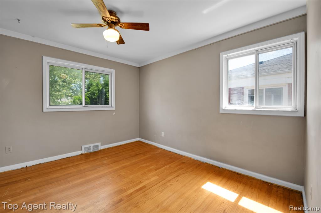 23303 Teppert Avenue Eastpointe, MI 48021 - Photo 13 of 32