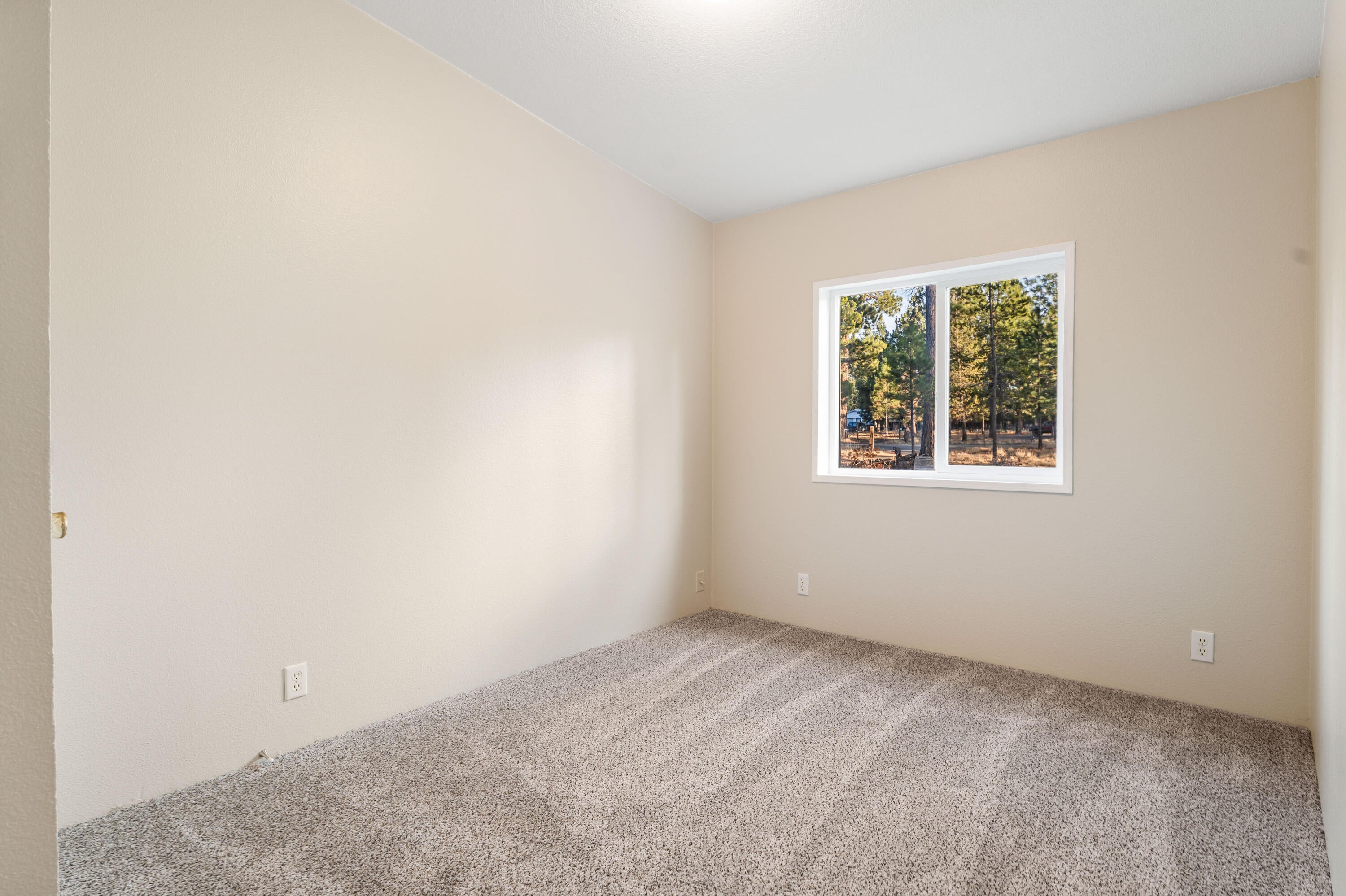 152224 Silver Spur Road La Pine, OR 97739 - Photo 19 of 55 31-Bedroom 2