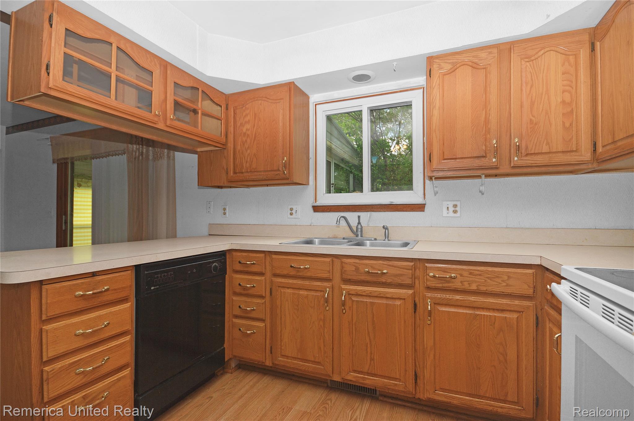 500 Keddle Road Howell, MI 48843 - Photo 13 of 30 9 kitch.jpg