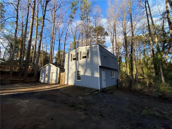 a view of a house with a yard