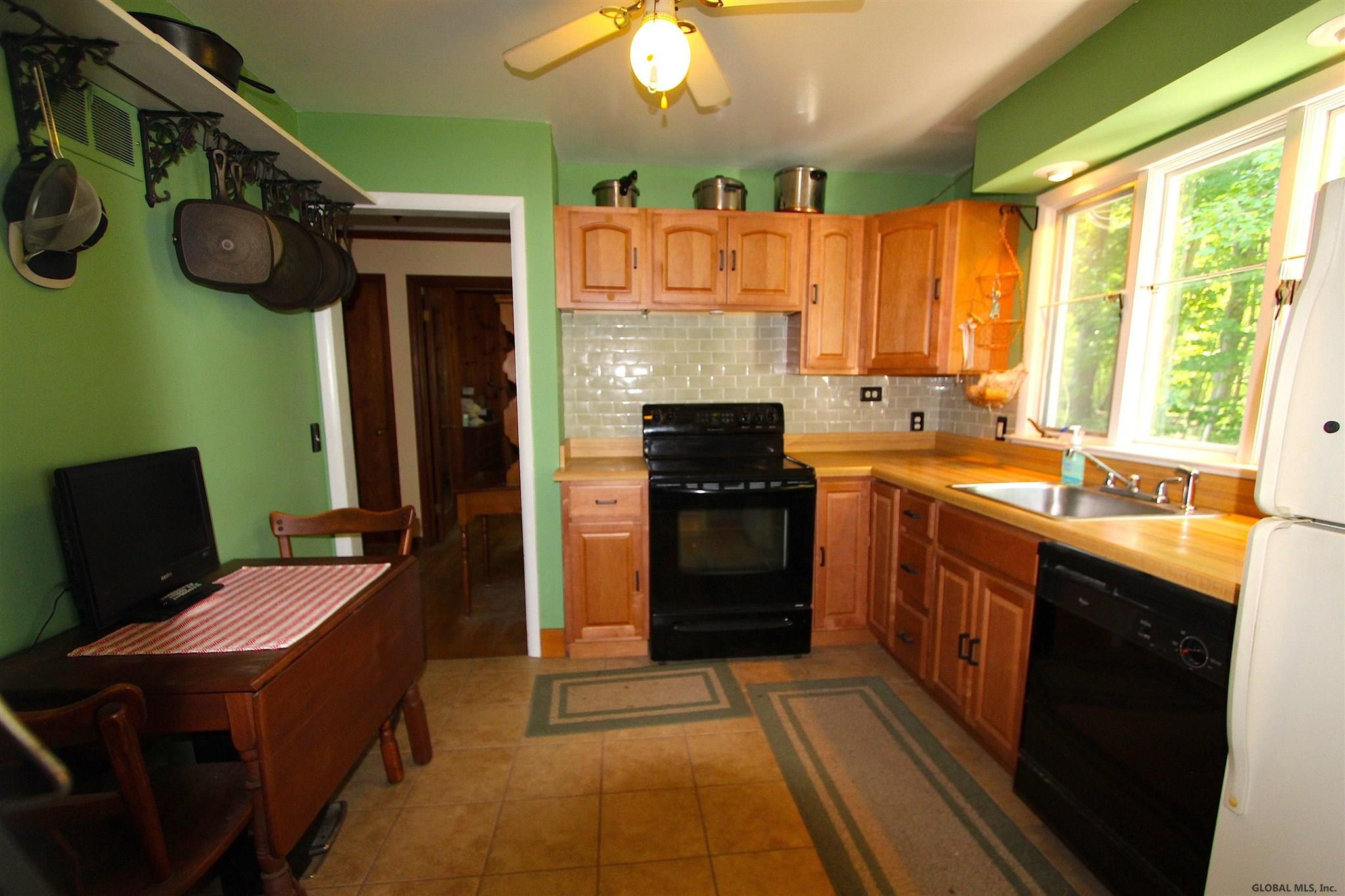 26 Bullock Road Slingerlands, NY 12159 - Photo 4 of 25 Photo 4