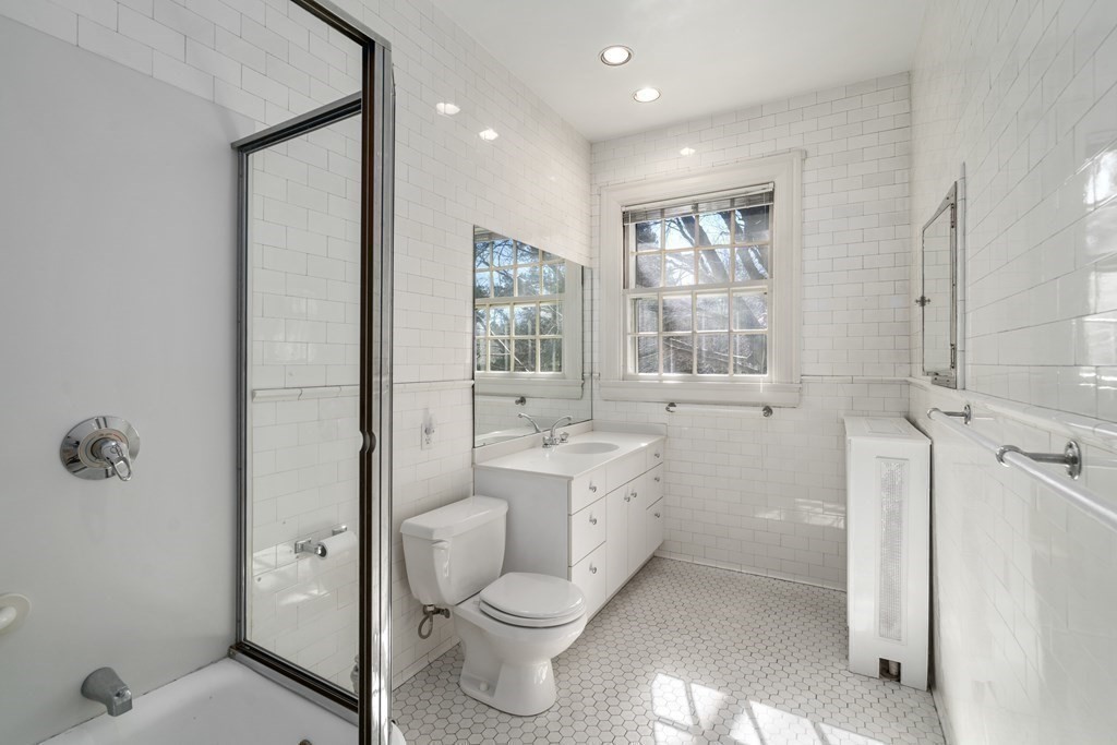 386 Commonwealth Avenue Newton, MA 02467 - Photo 19 of 28 a bathroom with a toilet sink and shower