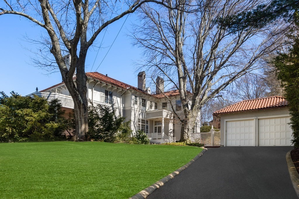386 Commonwealth Avenue Newton, MA 02467 - Photo 26 of 28 a front view of a house with garden