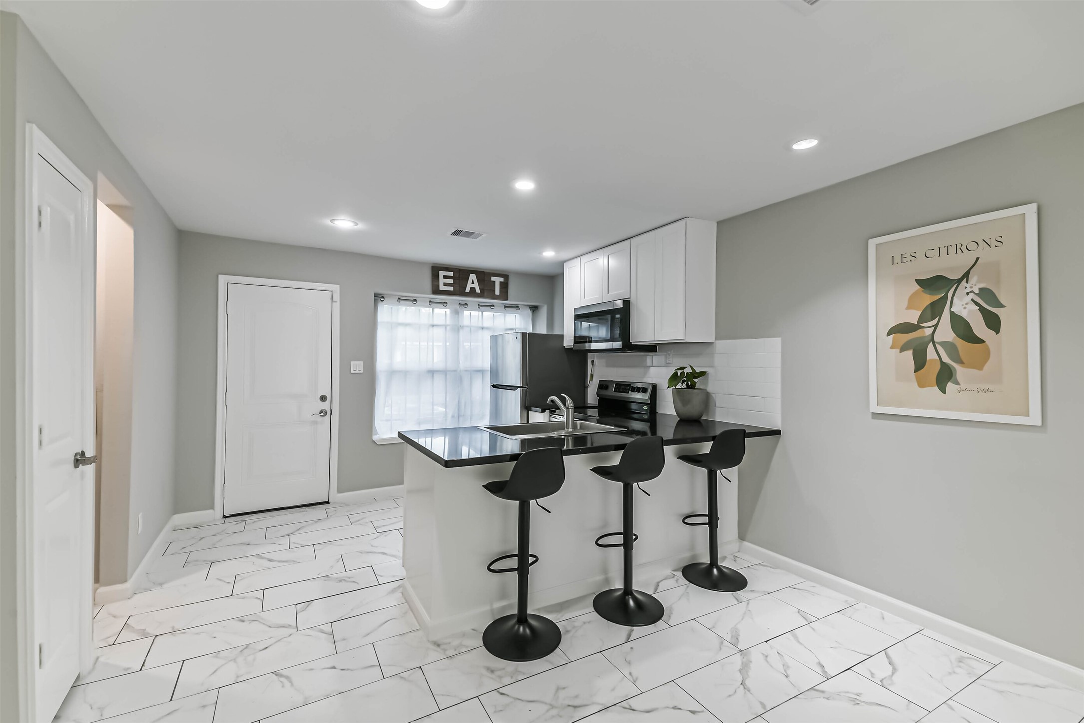 6853 Chasewood Drive Houston, TX 77489 - Photo 7 of 29 a kitchen with stainless steel appliances kitchen island granite countertop a refrigerator and a sink