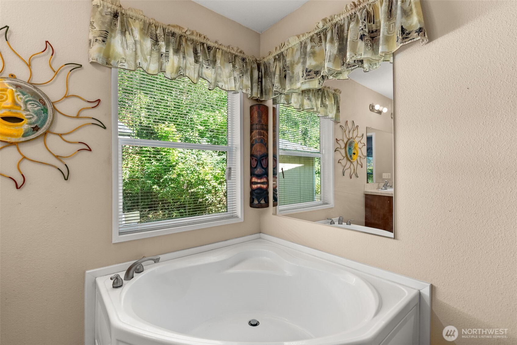 22010 Summers Road Centralia, WA 98531 - Photo 18 of 33 a bathroom with a bathtub and a shower