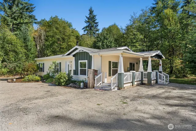 a view of a house with backyard